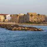 Un paese da sempre connesso all�Adriatico, con il suo porto, il suo mercato del pesce, il suo lungomare, ma che nasconde tra i vicoli del centro storico anche maestosi palazzi, preziosi teatri e chiese secolari. � il ritratto di Mola di Bari